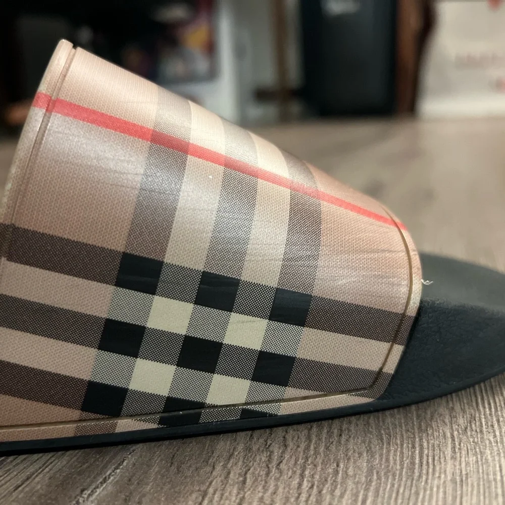 BURBERRY ベージュ　ノバチェック　ストラップ　サンダル　サイズ43 Burberry Furley Check Slide Sandals | Saks Fifth Avenue